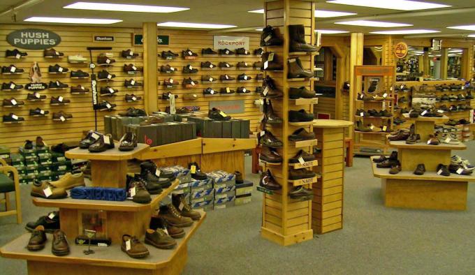 快適靴屋の木の陳列だなのスニーカーの表示棚を促して下さい